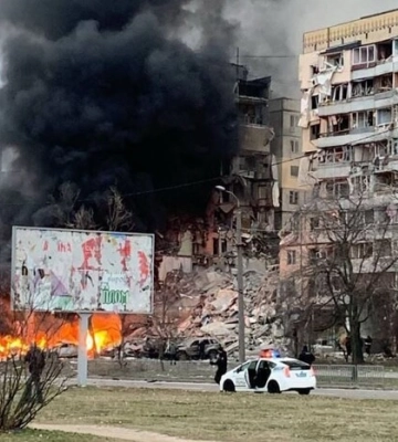 Під завалами люди. У Дніпрі росіяни влучили в багатоквартирний будинок