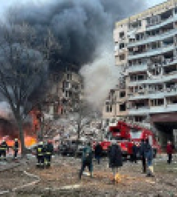 В Днепре оккупанты попали в многоквартирный дом: фото