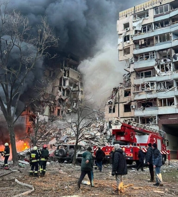 Окупанти влучили у багатоповерховий житловий будинок у Дніпрі, під завалами люди (ФОТО)