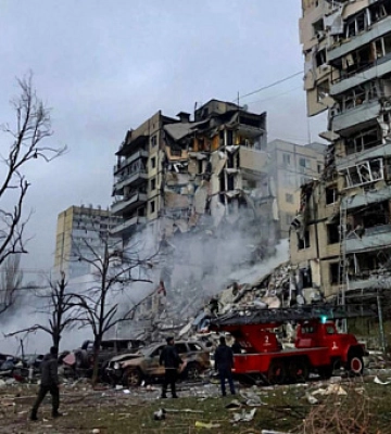 Из разрушенной многоэтажки в Днепре спасли 15 человек
