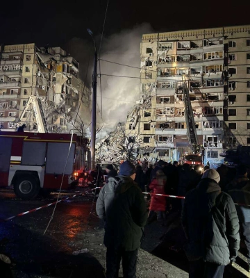 російська ракета влучила у багатоповерхівку в Дніпрі