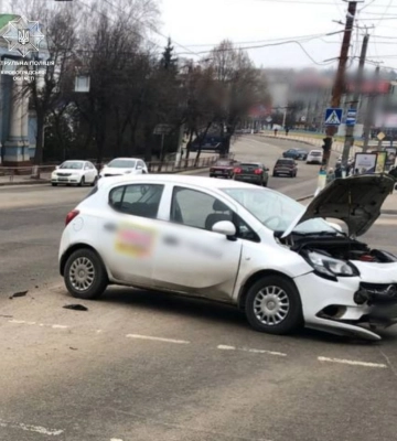 Водiйка автомобiля Renault зiткнулася з Opel