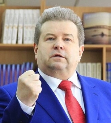 Михайло Поплавський показав, що ще може робити це із зухвалими студентками: &quot;Потрібно танцювати, щоб потрапити до мене&quot;