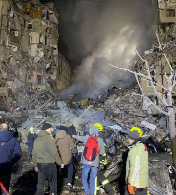 російська ракета влучила у багатоповерхівку в Дніпрі