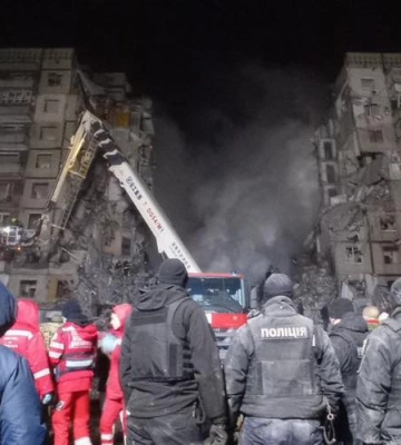 Первые минуты после удара ракеты Х-22 в Днепре показала Патрульная полиция (, )