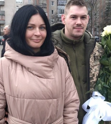 Зі шпиталю – під вінець: у Луцьку військовий, який втратив ноги на війні, одружився з коханою