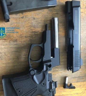 На Житомирщині викрито трьох чоловіків, які торгували вогнепальною зброєю. ФОТО