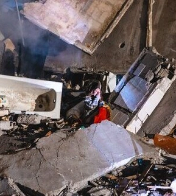 Дівчина дивом вижила у ванній після удару Росії по багатоповерхівці у Дніпрі
