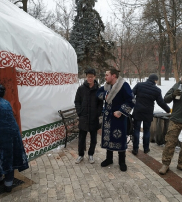 В центре Киева появилась казахская &quot;юрта несокрушимости&quot; - фото