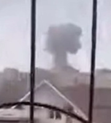 Момент удару російською ракетою у багатоповерхівку в Дніпрі