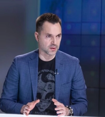 Арестович заявив, що на будинок у Дніпрі впала збита ППО ракета — відео інциденту це спростовує