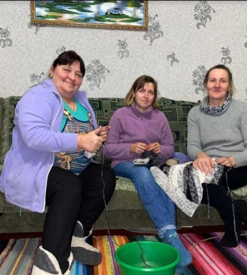 Поки чоловіки та сини воюють, жінки допомагають армії в тилу