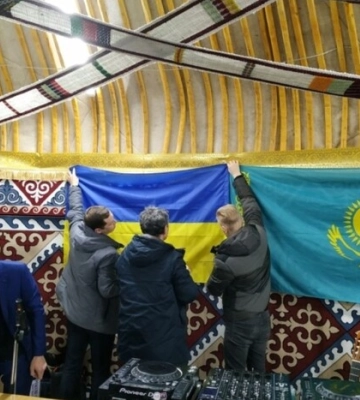 Подразник для РФ: у центрі Києва запрацювала «юрта незламності» 