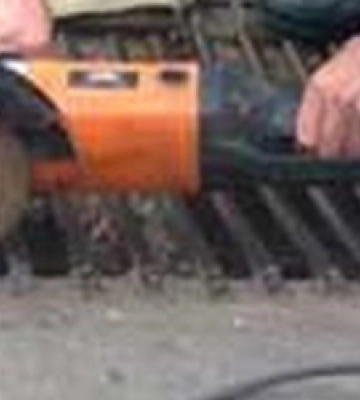 У Львові рятувальники визволяли дівчинку, нога якої застрягла у металевій решітці