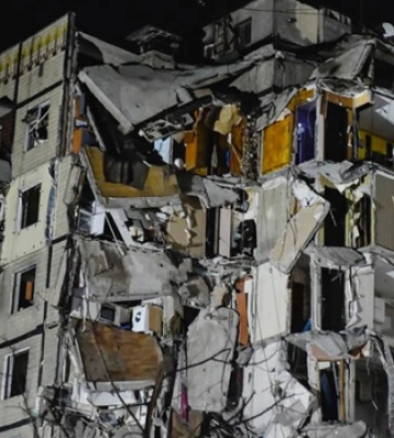 У Дніпрі під завалами будинку знайшли живу людину