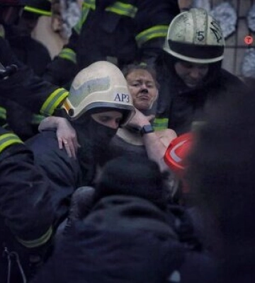 Справжнє диво: з-під завалів у Дніпрі дістали жінку, вона жива (Фото)