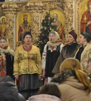 Як у Полтаві колядували і збирали кошти на бандеру ФОТО