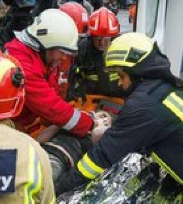 В Днепре из-под завалов разрушенного россиянами дома спасли женщину
