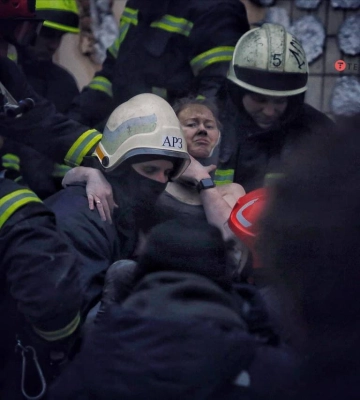 Справжнє диво: з-під завалів у Дніпрі дістали жінку, вона жива (Фото)