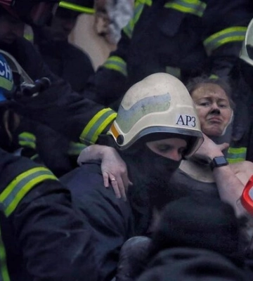 У Дніпрі рятувальники дістали з-під завалів будинку жінку (ФОТО, ВІДЕО)