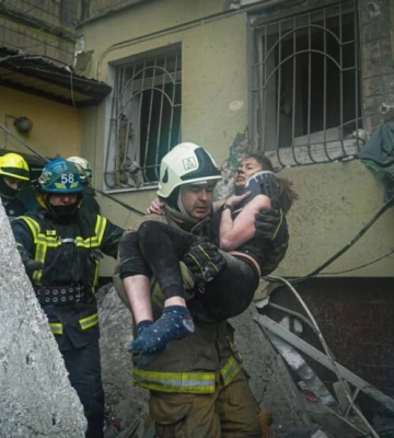У Дніпрі з-під завалів зруйнованого російською ракетою будинку врятували жінку