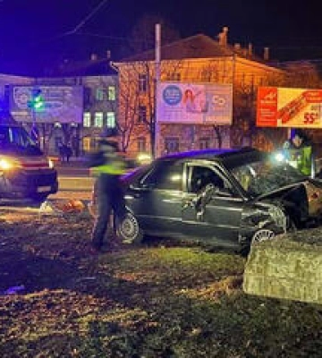У Полтаві легковик в’їхав у бетонну опору білборда