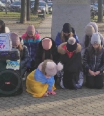 У Рожищі діти-волонтери організували перформанс, щоб вшанувати загиблих у Дніпрі. ФОТО, ВІДЕО