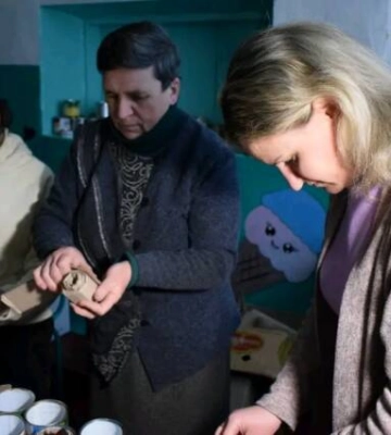 У Кропивницькому вчителі гімназії виготовляють окопні свічки для ЗСУ