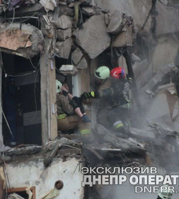 У Дніпрі рятувальники дістали з-під завалів будинку жінку (ФОТО, ВІДЕО)