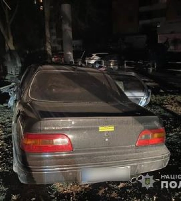 У Полтаві легковик протаранив бетонну опору: двоє постраждалих