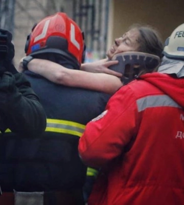 Дівчина, яку врятували з-під завалів будинку у Дніпрі, зараз в реанімації
