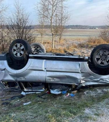 На Львівщині на трасі перекинувся автомобіль Mitsubishi: постраждала дитина, - ФОТО
