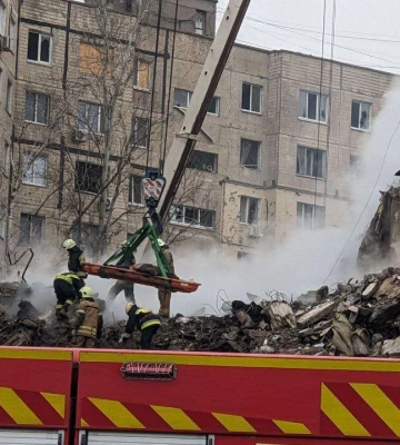 Як у Дніпрі проходить ліквідація наслідків підступного ворожого удару по житловому будинку: фото