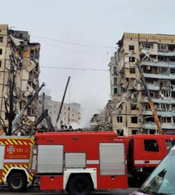 Вибиті вікна та завали: у Дніпрі показали наслідки ракетної атаки на житловий будинок