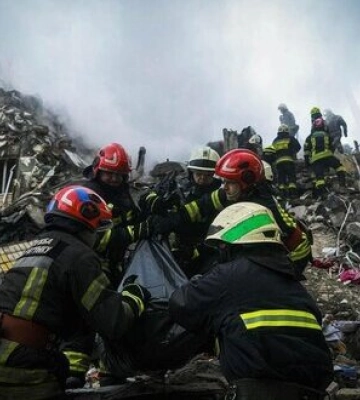 Внаслідок удару росіян по Дніпру загинули 25 осіб, наразі розшукують 43 людини, - Зеленський. ФОТОрепортаж