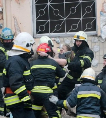 У Дніпрі йде розбір завалів будинку, зруйнованого російською ракетою: вже 19 загиблих