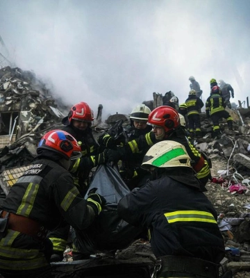 Внаслідок удару росіян по Дніпру загинули 25 осіб, наразі розшукують 43 людини, - Зеленський. ФОТОрепортаж