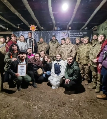 Молодь зі Львова завітала з вертепом до захисників 103 бригади тероборони