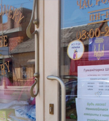 Можуть приходити сюди по одяг: в Ужгороді діє «Шафа добра» (ВІДЕО)