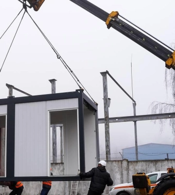 Підготовка встановлення модульного містечка та підбитий російський танк на площі у Кременчуці – головне за 15 січня