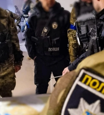 У Дніпрі чоловік підривав гранати у квартирі та стріляв у правоохоронців (відео)