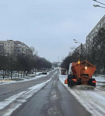 В Одесі комунальники розчищають дороги та тротуари від снігу, - ФОТО