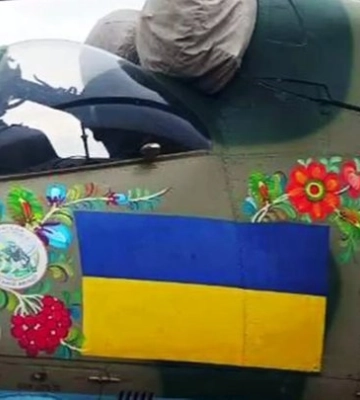 Майстри з Дніпропетровщини прикрасили петриківським розписом військовий гелікоптер і спорядження для бійців