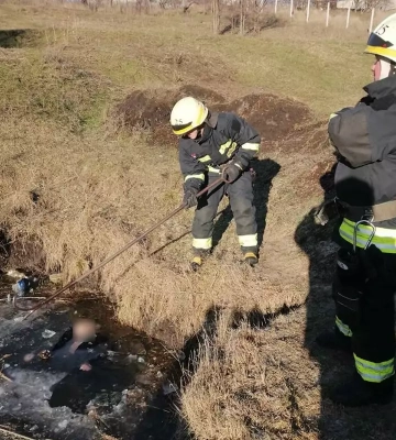 На Дніпропетровщині, провалившись під кригу, загинув 83-річний чоловік