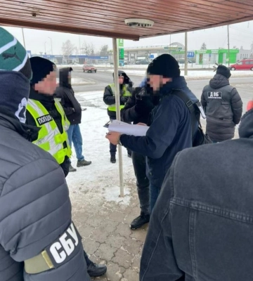 За 600 доларів обіцяв вільний проїзд. В Сарнах на хабарі спіймали патрульного поліцейського.