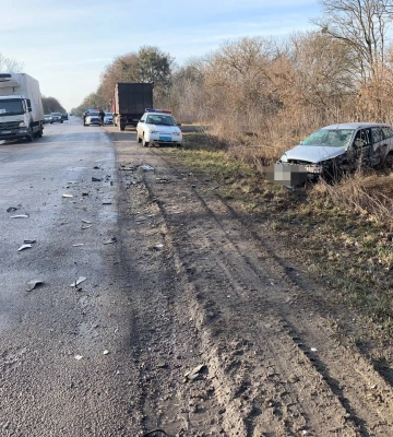 Деблокували водія з автівки, допомагали важкохворій та гасили пожежі: як минула доба у рівненських рятувальників