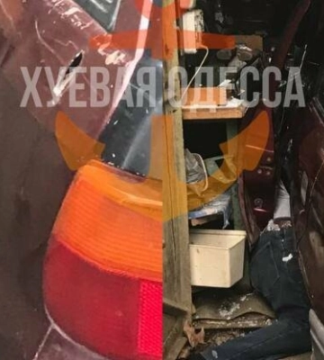В Одесі врятували чоловіка, якого затисло машиною під час її ремонту