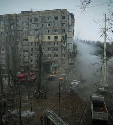 Під завалами будинку у Дніпрі опинилась сім’я з Маріуполя, батько досі в полоні