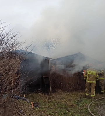 В Ужгороді загорівся гаражний кооператив