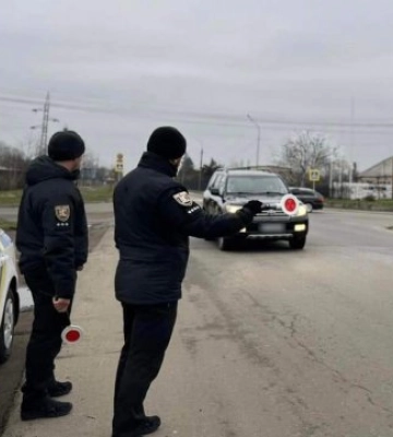 Поліція Закарпаття зупиняла всіх підряд, водіїв і перехожих - названо причину 